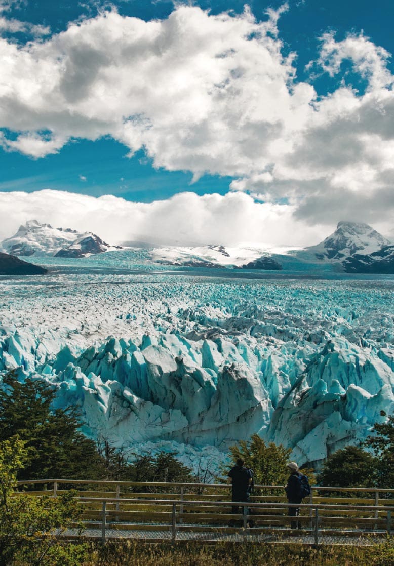 Turistas recorriendo las pasarelas del Glaciar Perito Moreno en el Parque Nacional Los Glaciares.