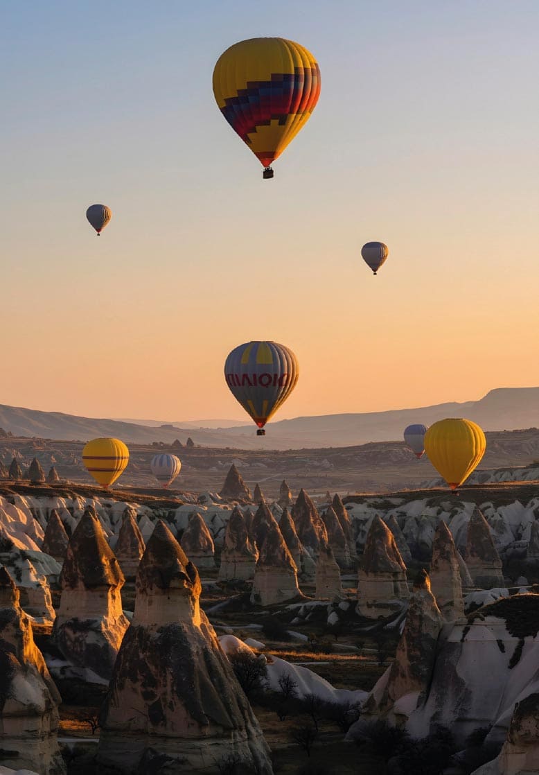 Paisajes de Capadocia con chimeneas de hadas y globos aerostáticos